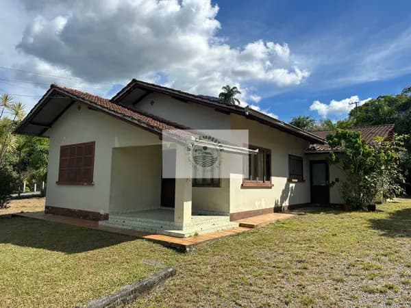 Terreno para sitio com 2.733 m2 escriturado, com residencia de 3 quartos, lago, toda cercada, frente para o asfalto