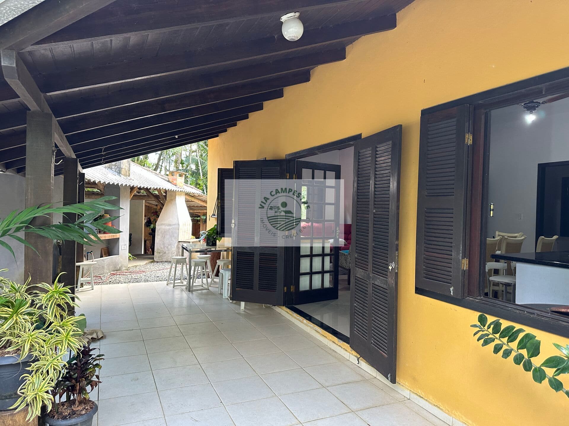 Sítio com residência colonial, 3 quartos, escriturado, 20.200 m², com riacho, analisa permuta