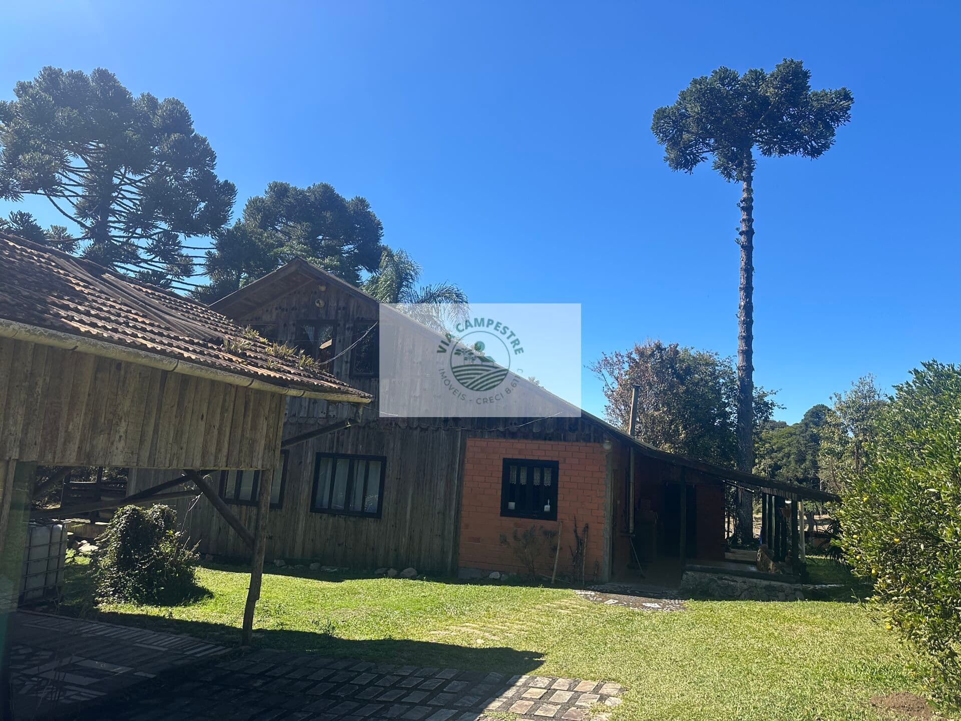 Sítio com 32.000 m2, escriturado, com uma residência e chalé, possui lago, próximo a divisa com Campo Alegre