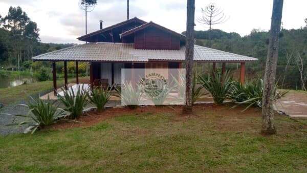 Sítio com 11.000 m², escriturado, residência com 3 dormitórios, terreno com lago