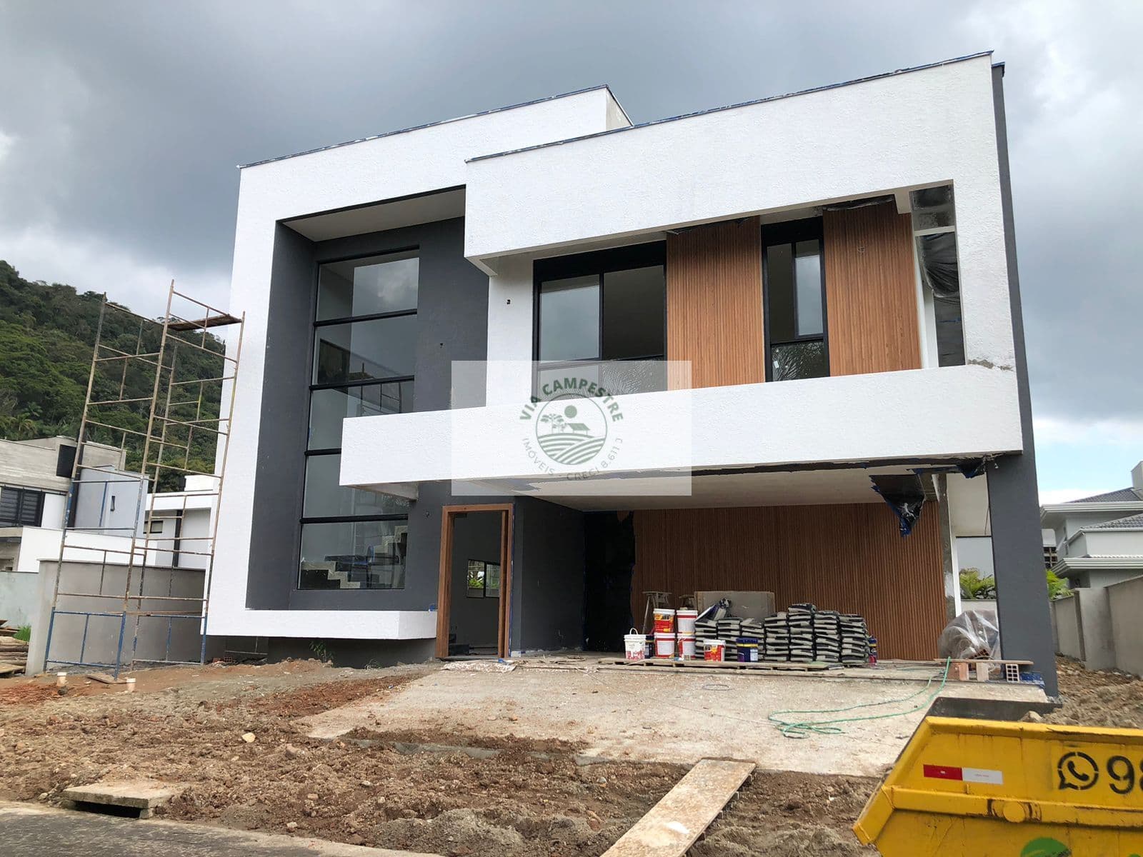 Residencia alto padrão, em condominio fechado, 4 suites, em construção, com piscina