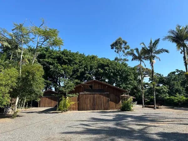 Sitio na Estrada da Ilha, com casa de 3 dormitorios, piscina, ampla area de festas, baias de cavalos