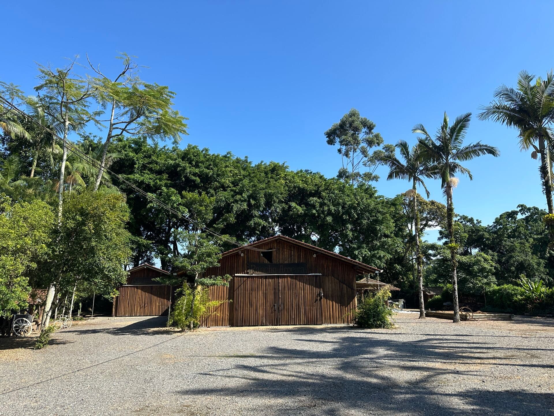 Sitio na Estrada da Ilha, com casa de 3 dormitorios, piscina, ampla area de festas, baias de cavalos