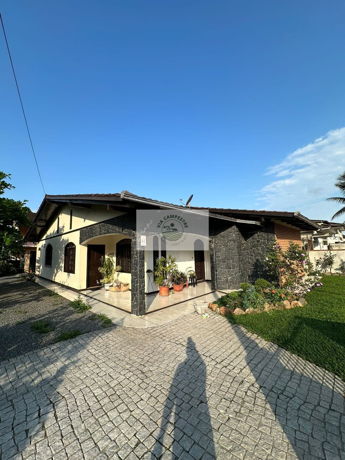 Casa com amplo terreno no bairro Comasa