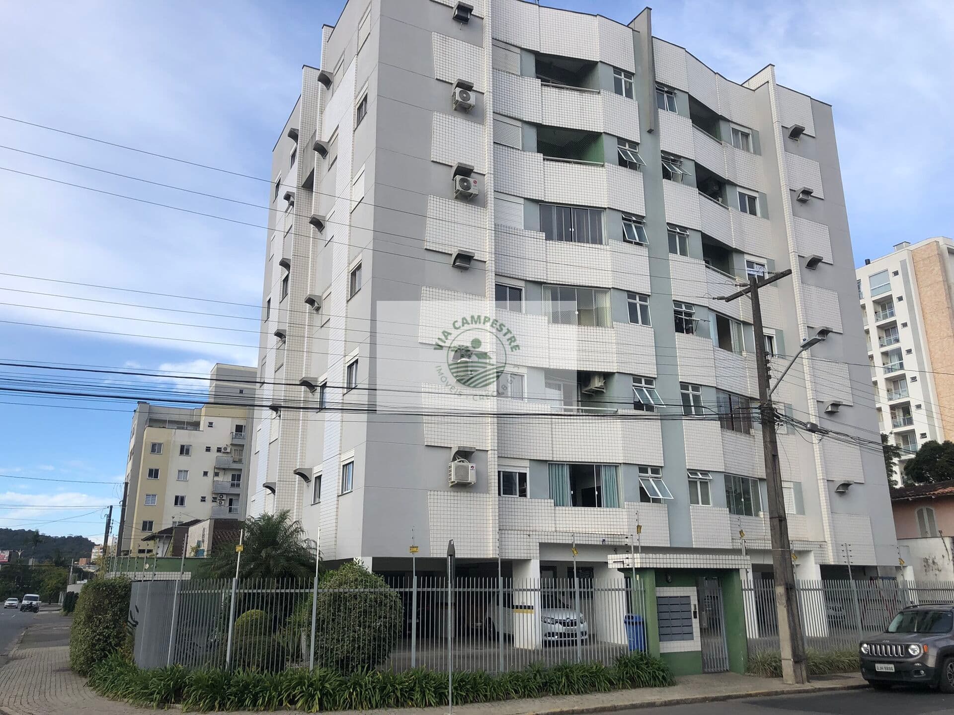Apartamento com 3 dormitórios no quarto andar, com elevador, bairro América, próximo ao Angeloni