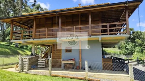 Sítio com 15.000 m², com ampla residencia de 309 m² com 4 quartos, toda cercada, com lago