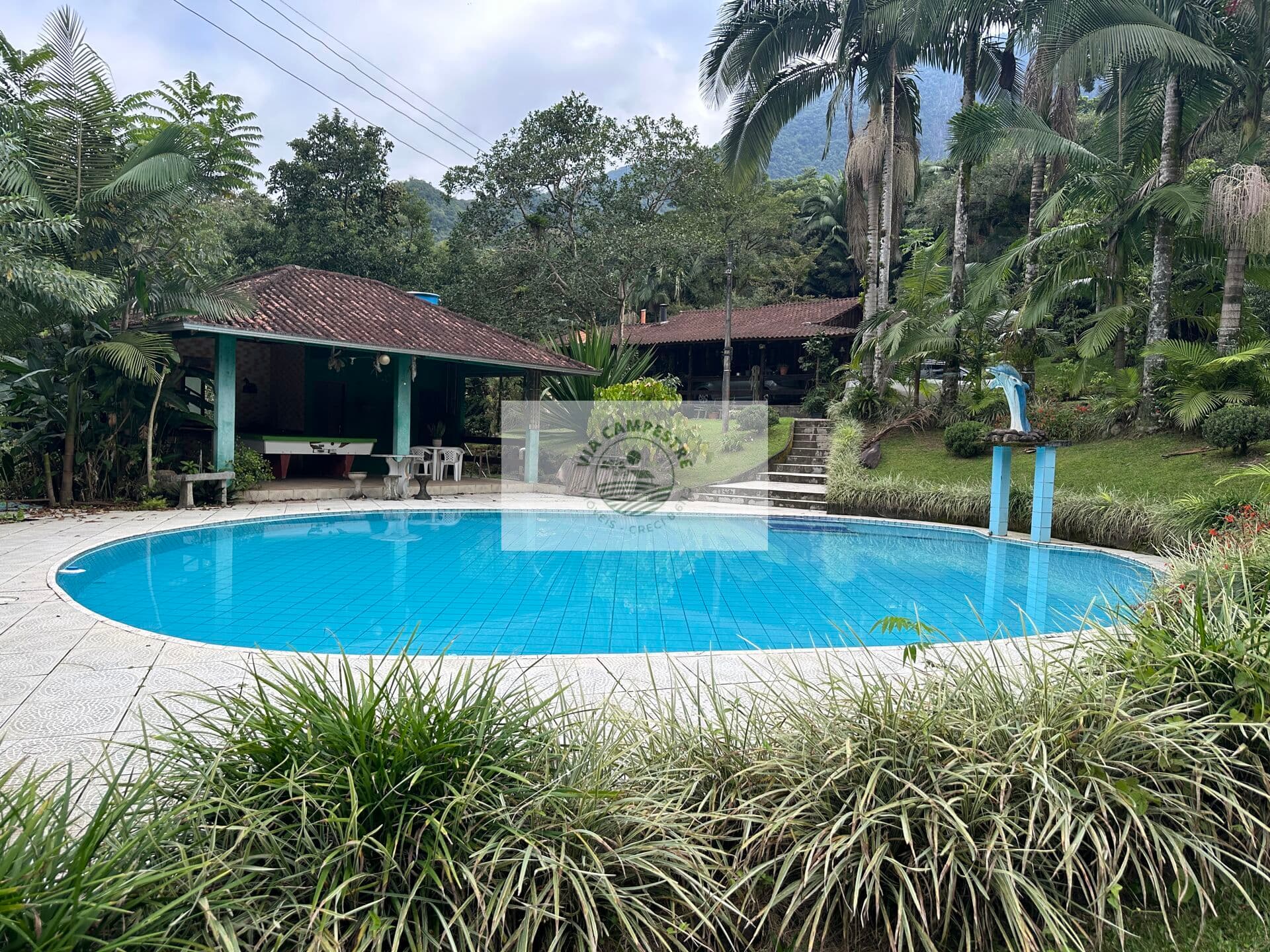 Sítio escriturado na Estrada Quiriri, com 13.659 m2, com ampla piscina, lagos, residencia, area de festas