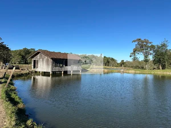 Sítio com 42.700 m², em Pirabeiraba, toda documentada, com tres lagos e pastagem