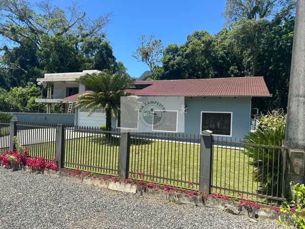 Residencia com 3 dormitorios, laje, frente para o asfalto, escriturado, 720 m² de terreno