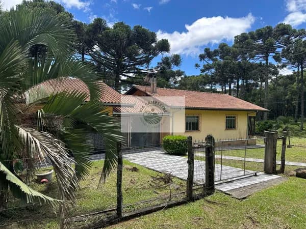 Sítio com 21.300 m², escriturado, com casa de 3 quartos, lago, toda cercada, apenas 900 metros do asfalto