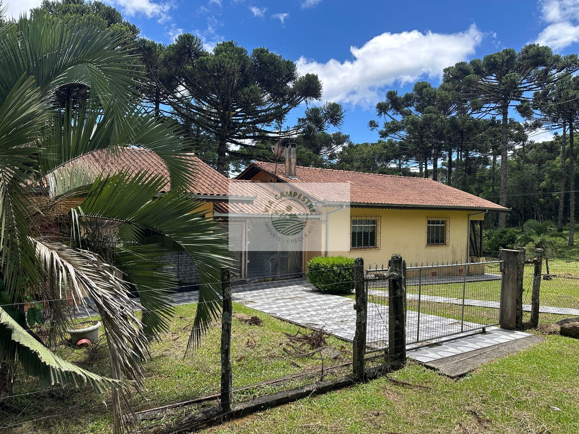 Sítio com 21.300 m², escriturado, com casa de 3 quartos, lago, toda cercada, apenas 900 metros do asfalto