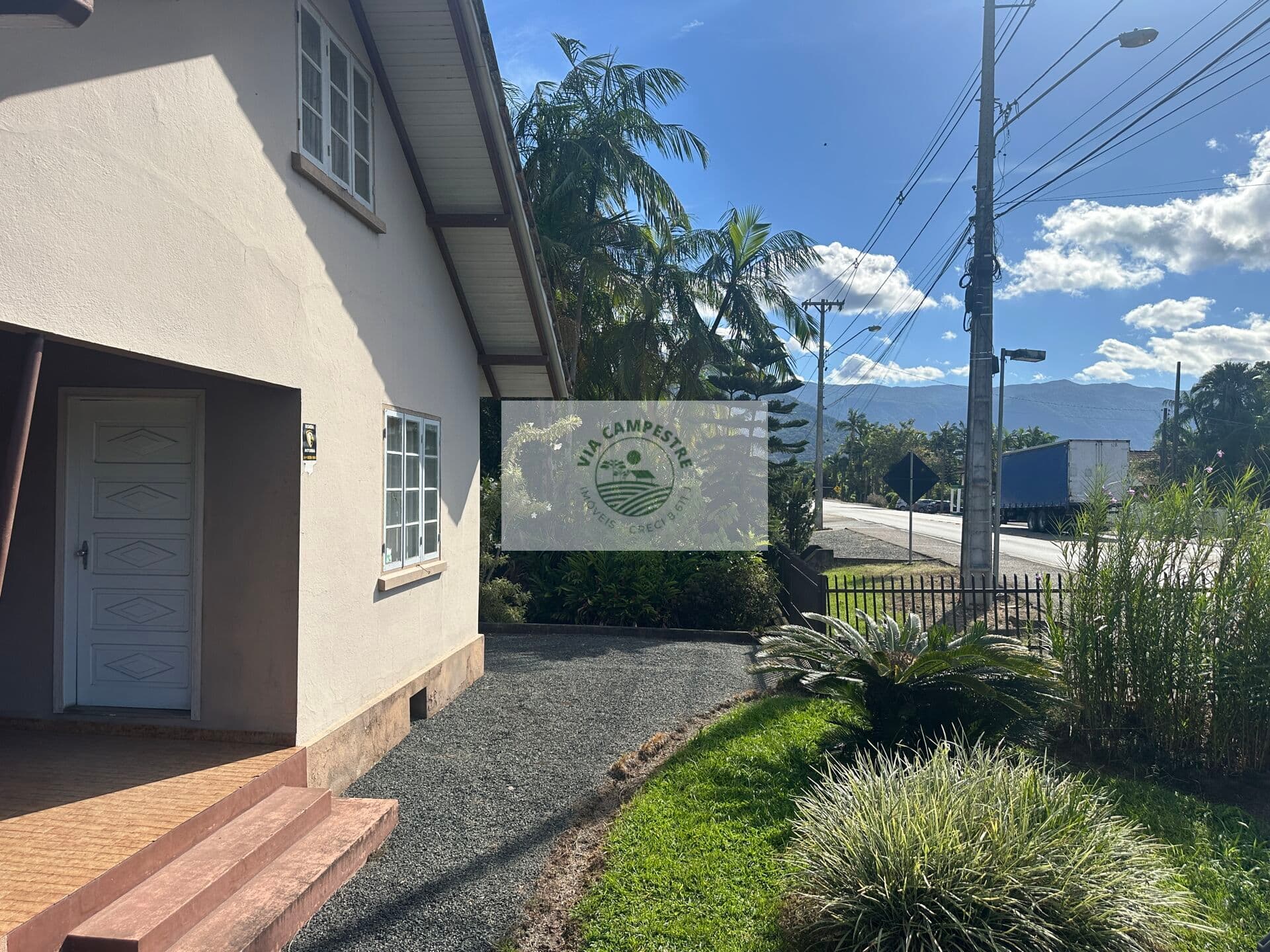 Residencia de esquina, com amplo apelo comercial, com riacho nos fundos, escriturada