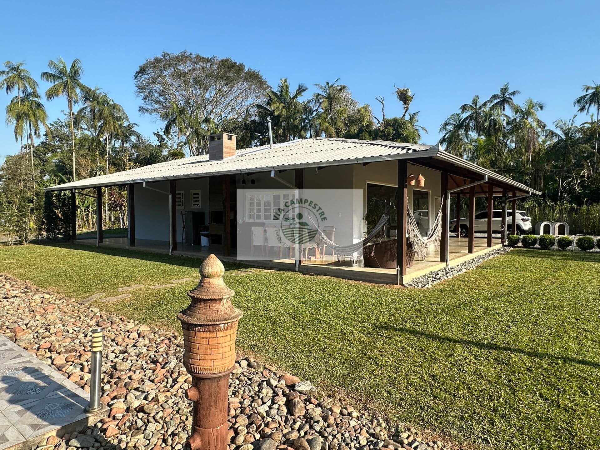 Sítio com 20.000 m², com uma linda residencia, frente para o asfalto, escriturada, em Pirabeiraba