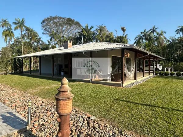 Sítio com 20.000 m², com uma linda residencia, frente para o asfalto, escriturada, em Pirabeiraba