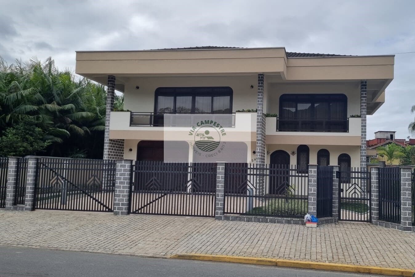 Sobrado na região central de Pirabeiraba com 3 dormitorios e mais outro sobrado com 2 dormitorios no mesmo terreno