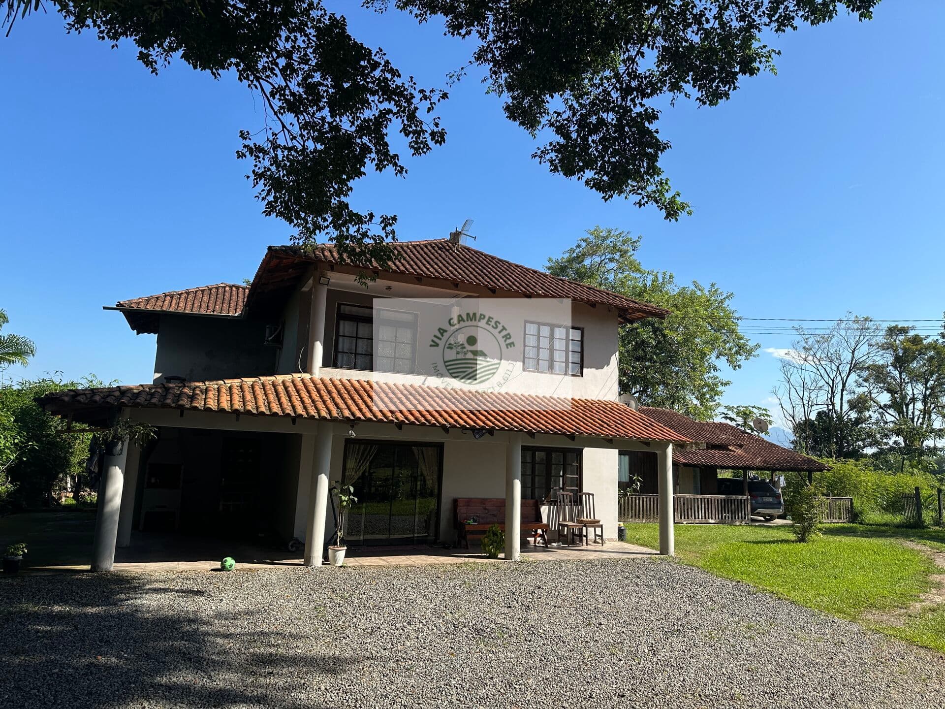Sobrado com 3 dormitorios, rua sem saida, amplo terreno de 3.000 m2, lago, rancho