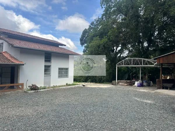 Sítio com 20.000 m2, escriturado, com ampla casa com 3 quartos e demais peças