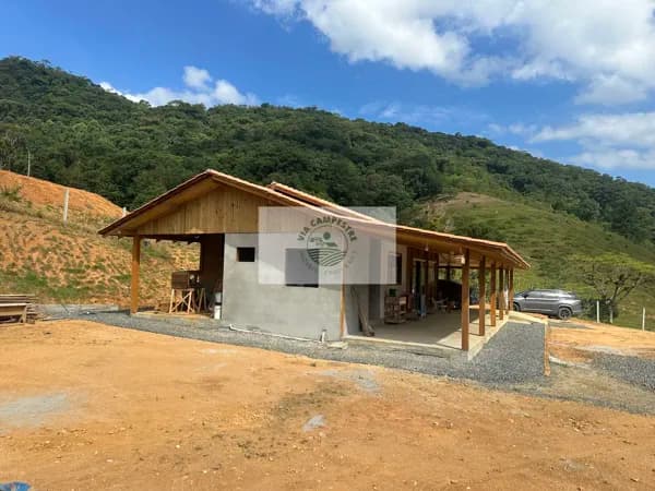 Sítio com 2.000 m² e casa nova de 140 m², lateral da Estrada Quiriri, com linda vista