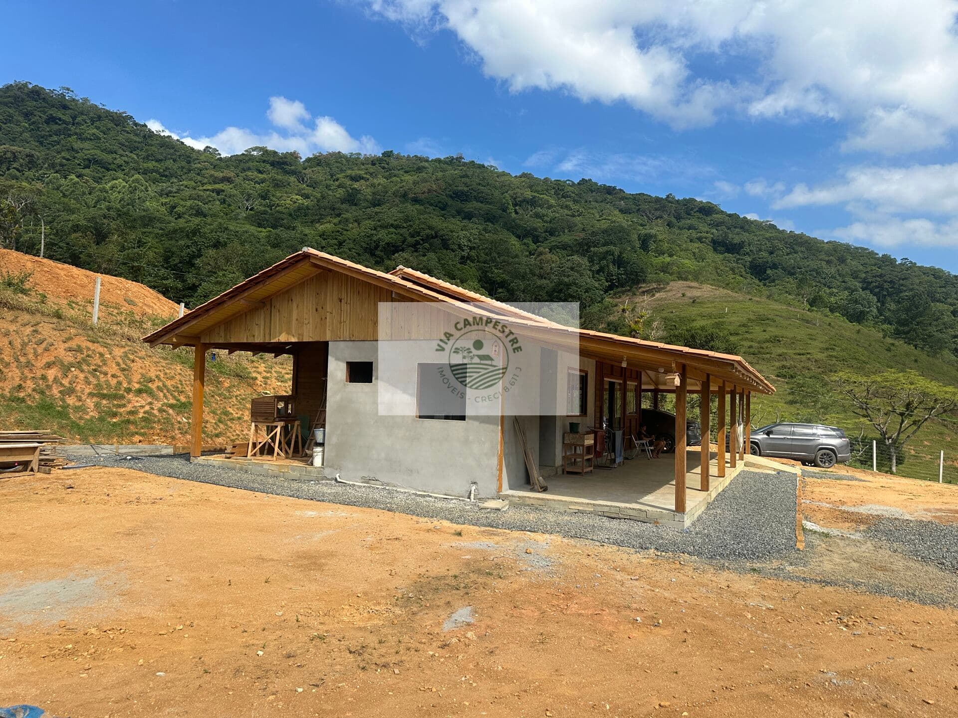 Sítio com 2.000 m² e casa nova de 140 m², lateral da Estrada Quiriri, com linda vista