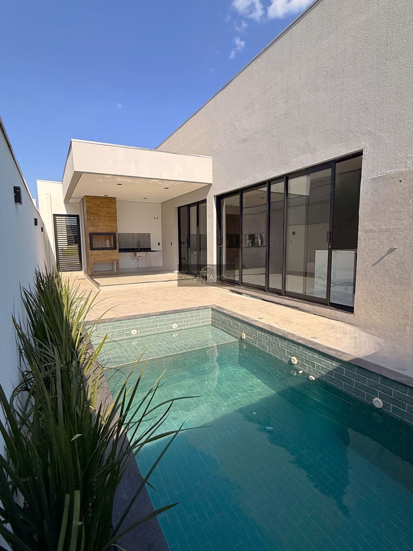 Casa em condomínio de Alto Padrão - Primor das Torres - 3 Suítes + Piscina