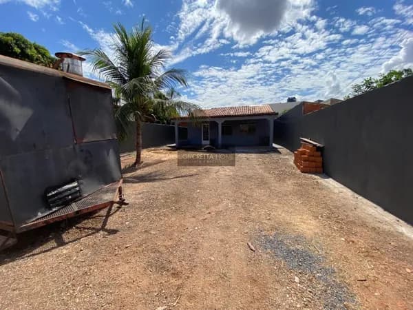 Casa com Amplo Quintal e Excelente Localização no Jardim dos Estados, Varzea Grande