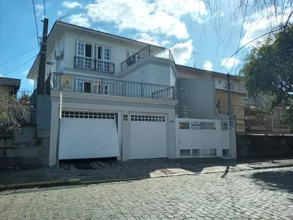 Casa com 3 pavimentos, no bairro Cinquentenário, Caxias do Sul, RS