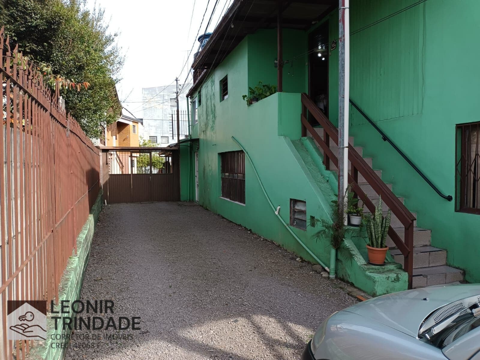 Terreno para construtor ou investidor, contendo 3 moradias, ótimo ponto.
