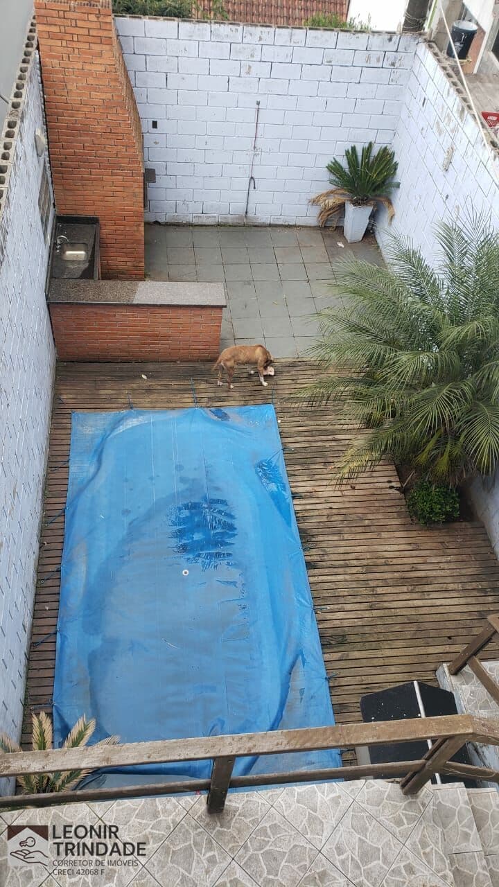 Casa com 3 pavimentos e piscina, no bairro Santa Fé, Caxias do Sul, RS