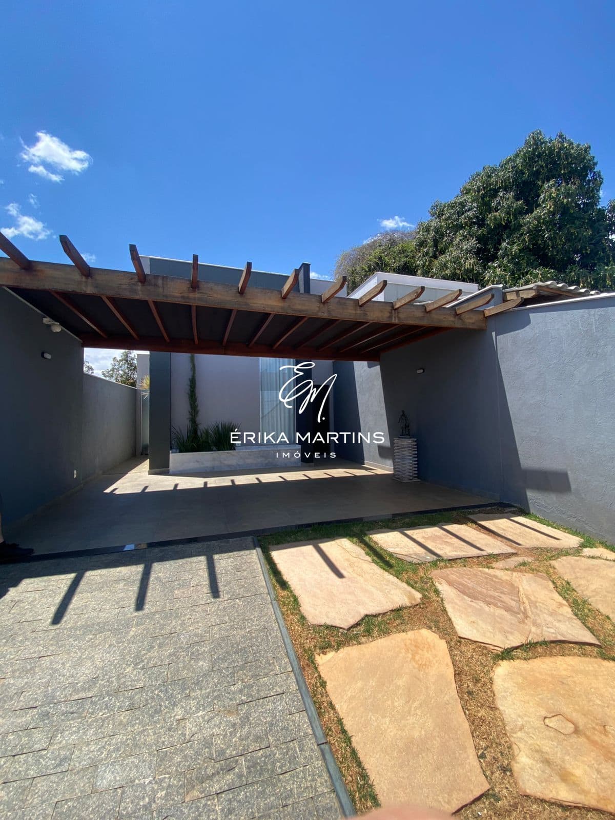 CASA COM PÉ-DIREITO ALTO 3 QUARTOS SENDO 1 SUITE - OVIDIO GUERRA