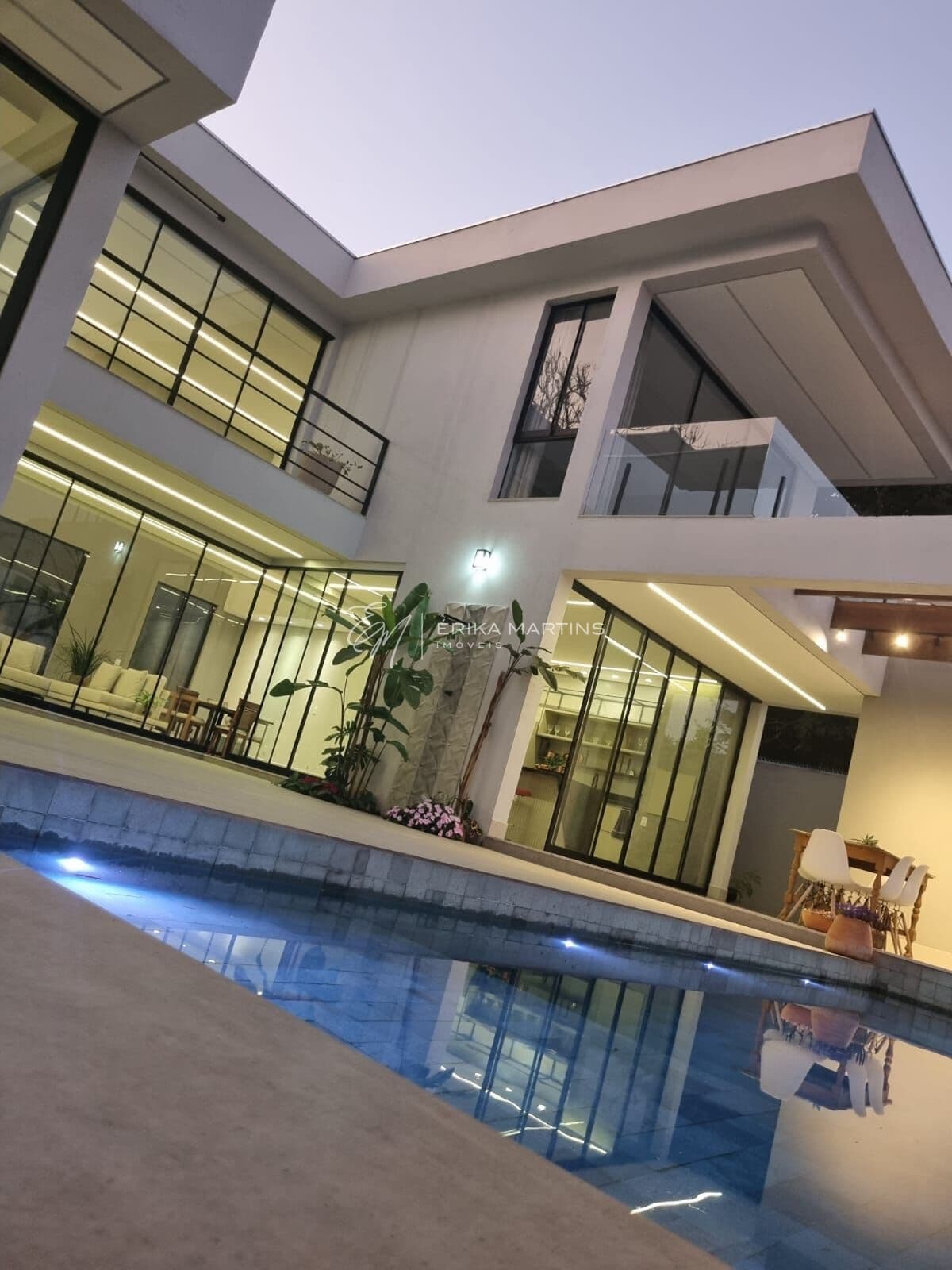 Linda Casa a 80 metros da LAGOA CENTRAL com 3 suites independentes