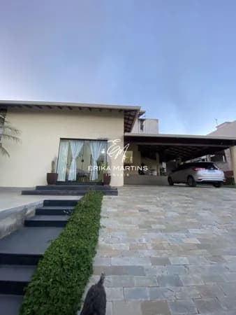Linda Residência em Estilo Colonial no Bairro Joá – Vista Privilegiada para a Lagoa Central