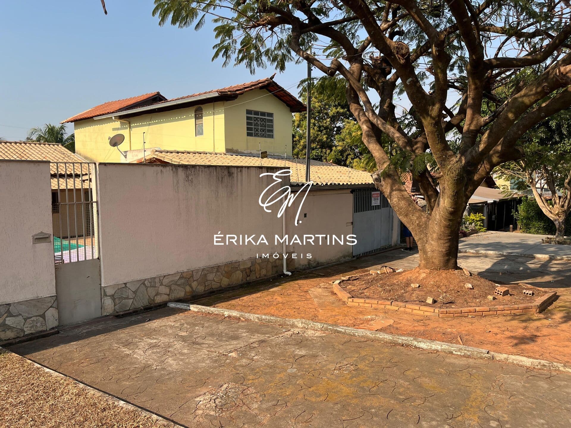 Excelente oportunidade! São dois imóveis no mesmo endereço, distribuídos em 2 lotes, oferecendo espaço, conforto e versatilidade.