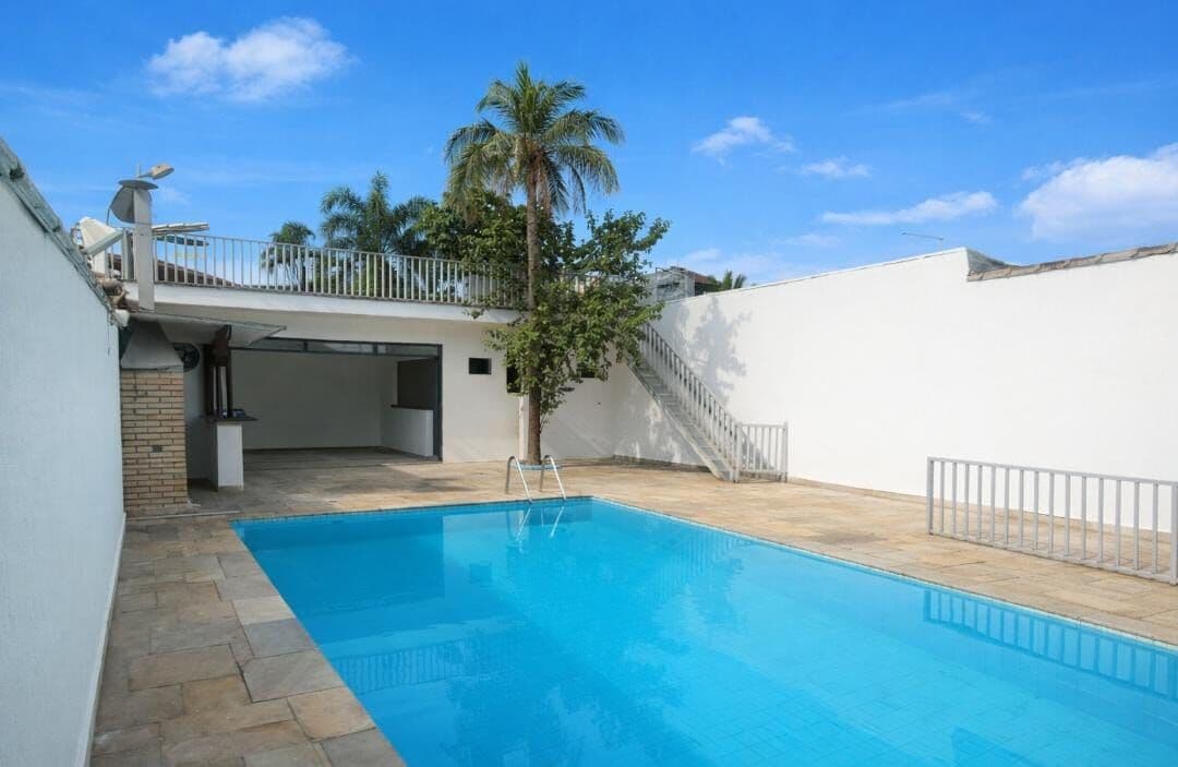 Casa de 3 dormitórios sendo 2 Suítes com Piscina | Enseada, Guarujá/SP | 500m da Praia