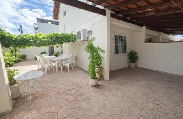 OPORTUNIDADE ÚNICA: Sobrado com Amplo Quintal e Área Gourmet -Santa Rosa- Guarujá/SP
