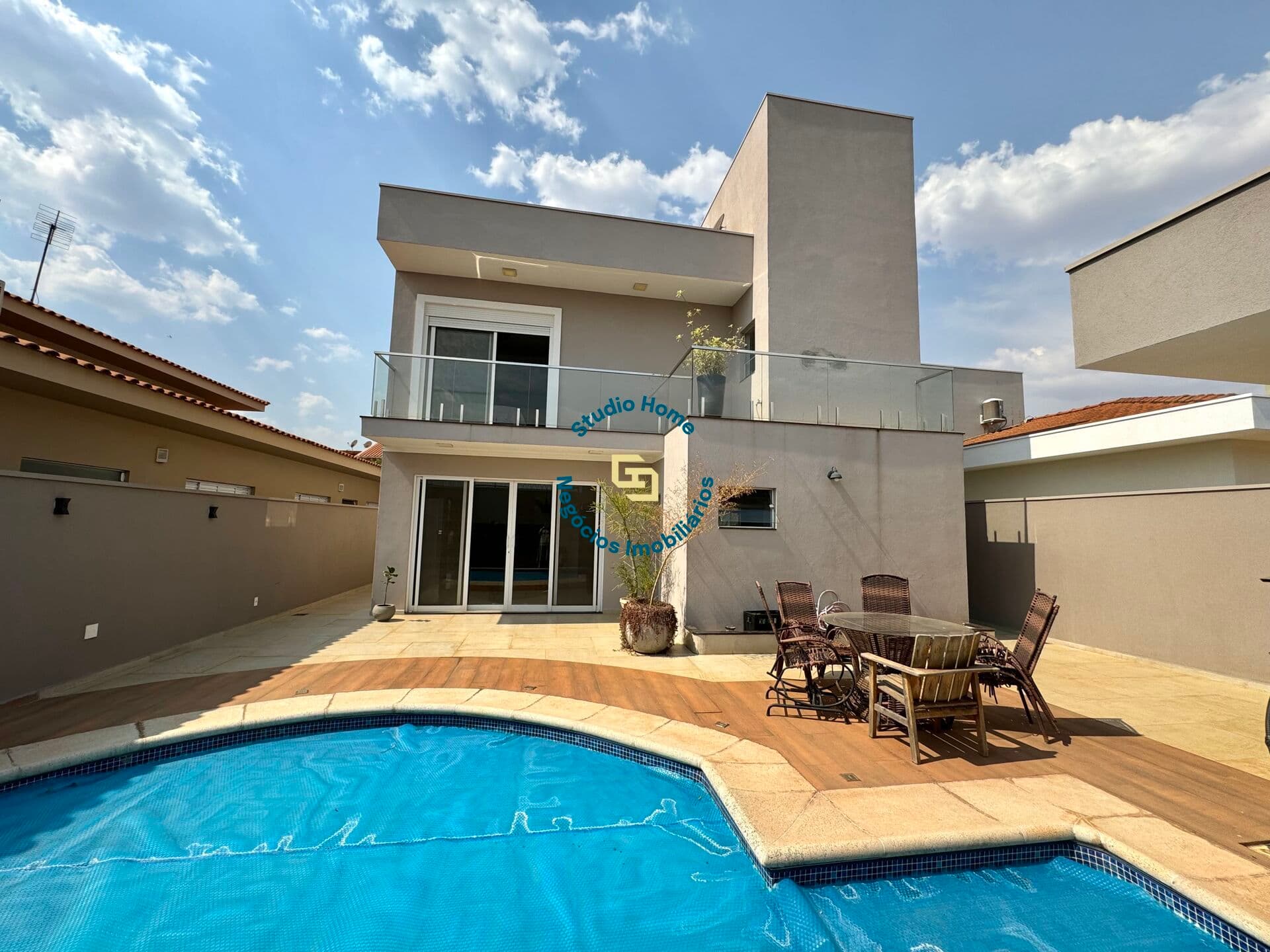 Casa estilo sobrado à venda no condomínio Portal do Parque