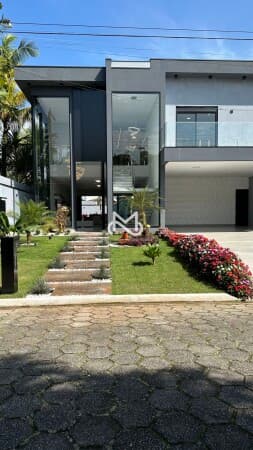 Mansão no Condomínio Jardim Acapulco