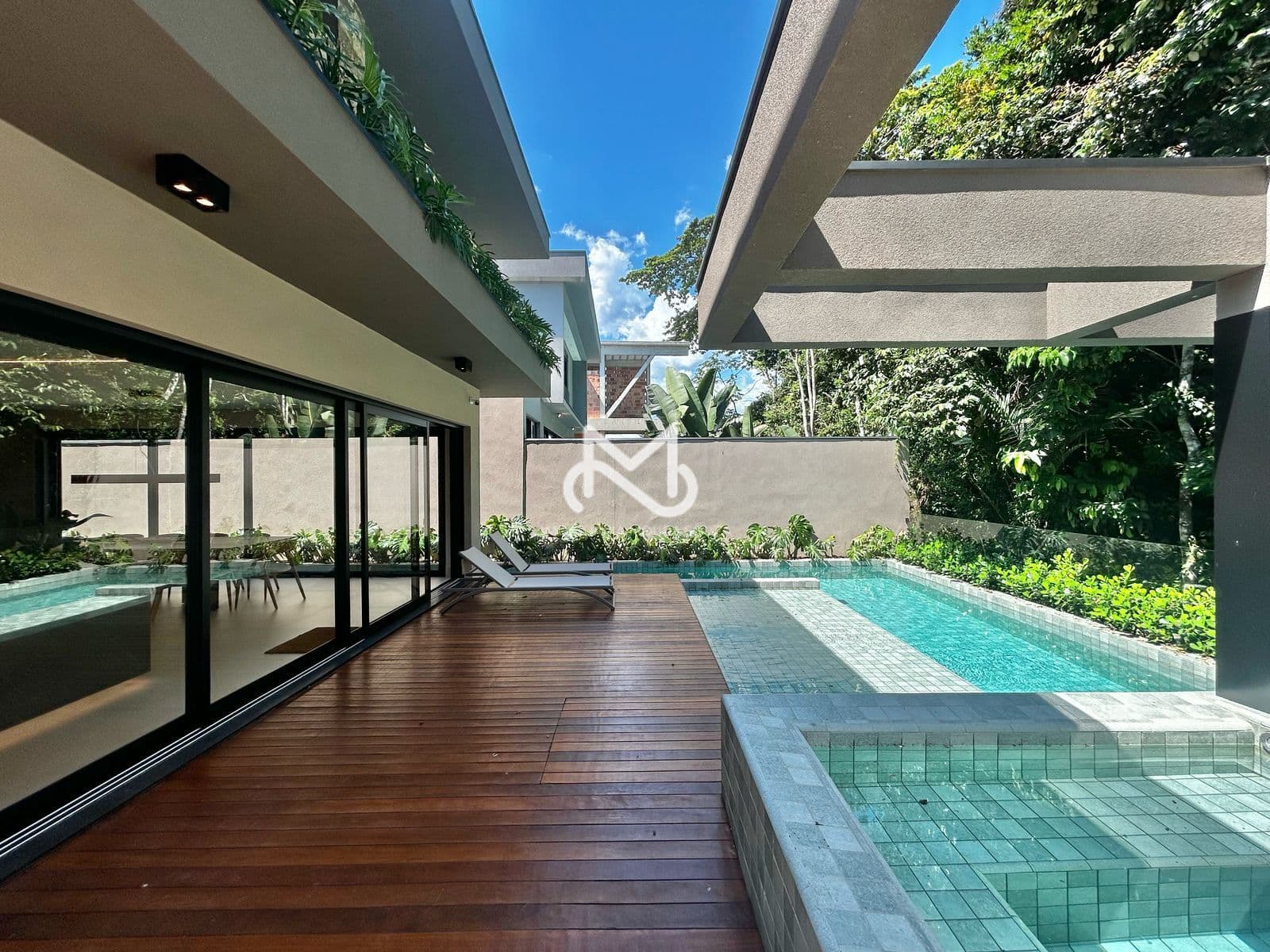 Casa Nova de Alto Padrão com 5 suítes À Venda