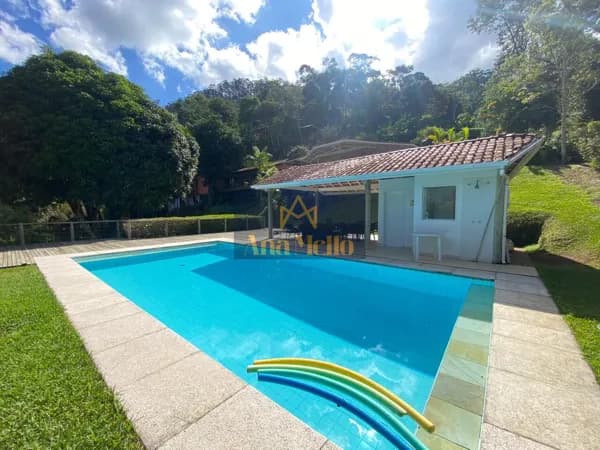 Casa linear em condomínio de Itaipava