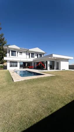 Belíssima casa de Alto Padrão no Condomínio Terras Caxambu com 454m² de área construída
