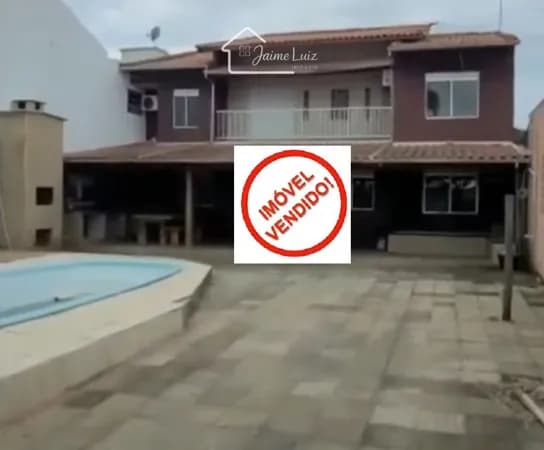 Casa de dois pisos com piscina