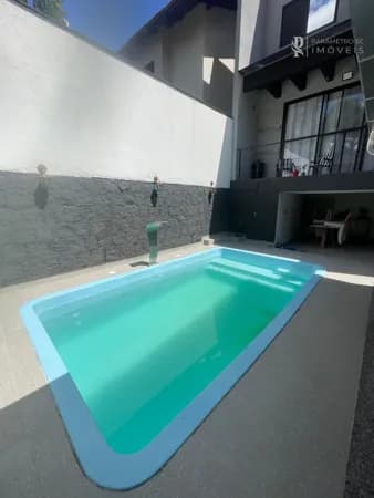 More com Conforto e Estilo – Sobrado com Piscina e Terreno Amplo!
