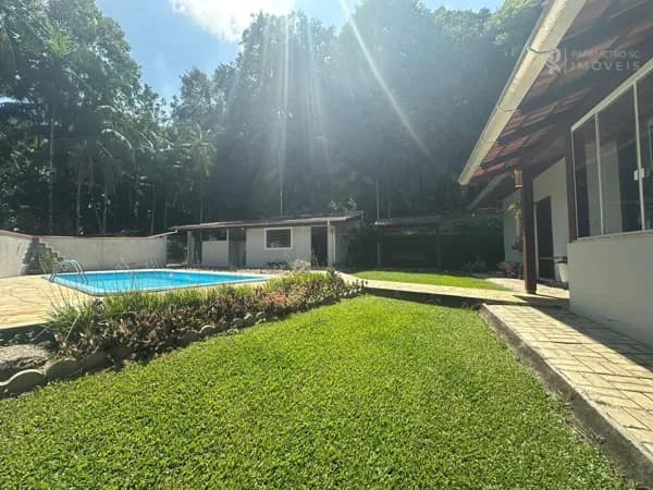Paraíso Exuberante em Timbó: Seu Refúgio no Coração de Padre Martinho Stein