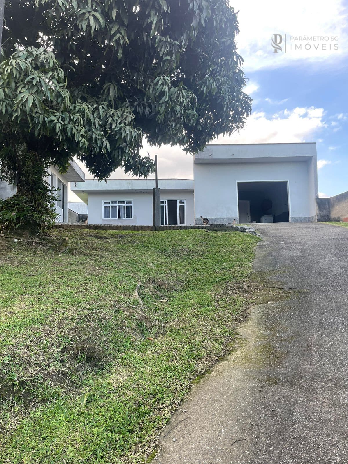 Casa com Amplo Terreno em Rua Tranquila