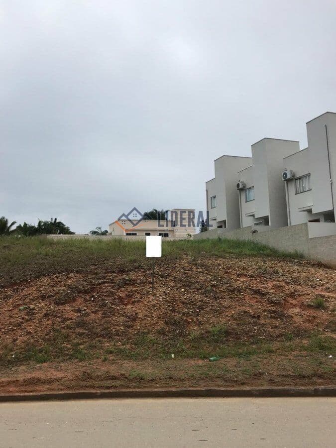 Terreno grande próximo ao centro de Canelinha, bairro cobre