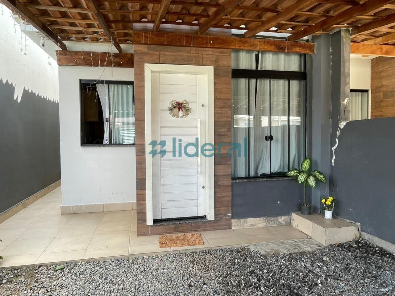 Casa com 2 domitórios sendo 1 suíte no Centro