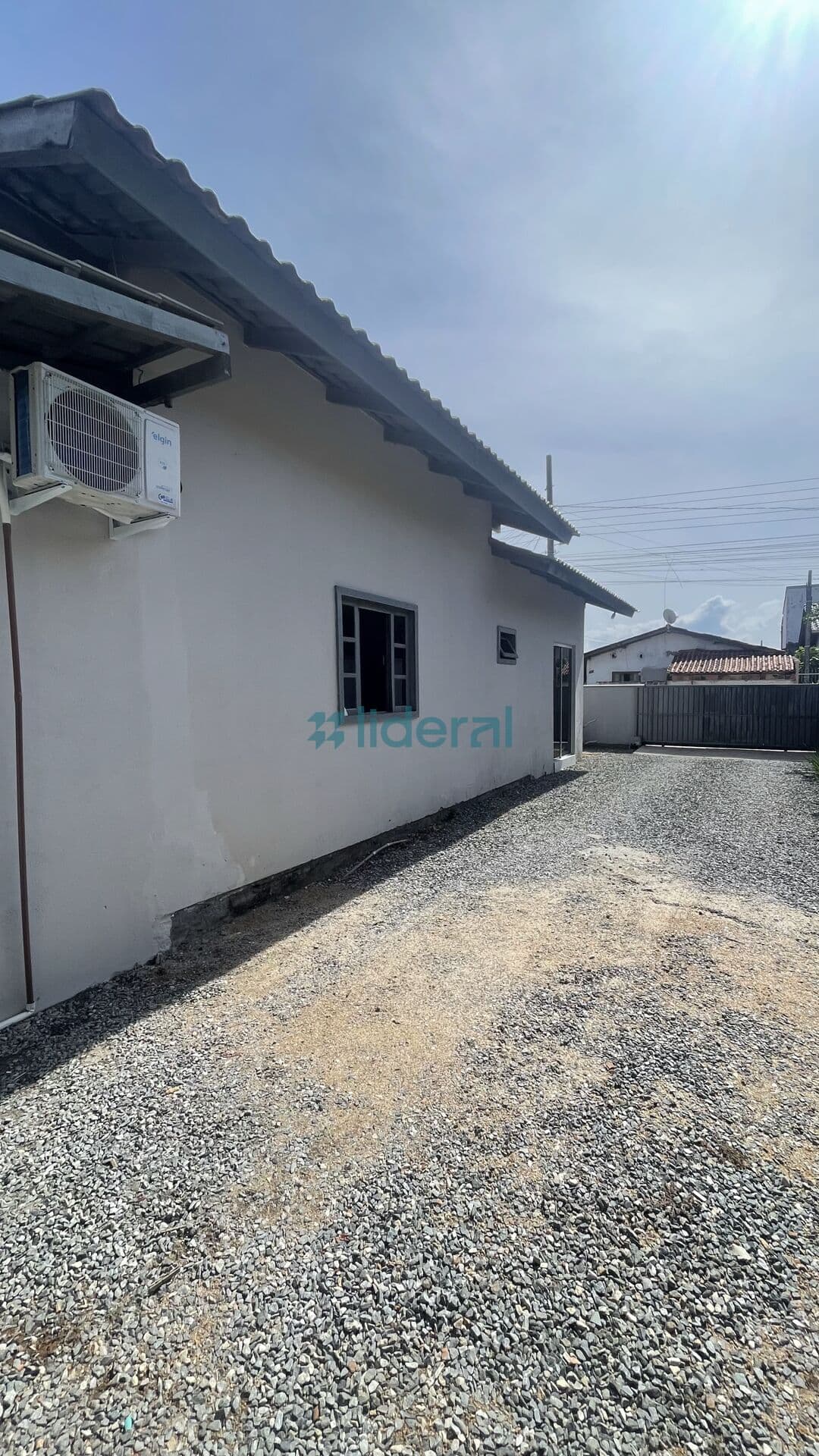 Casa com amplo terreno