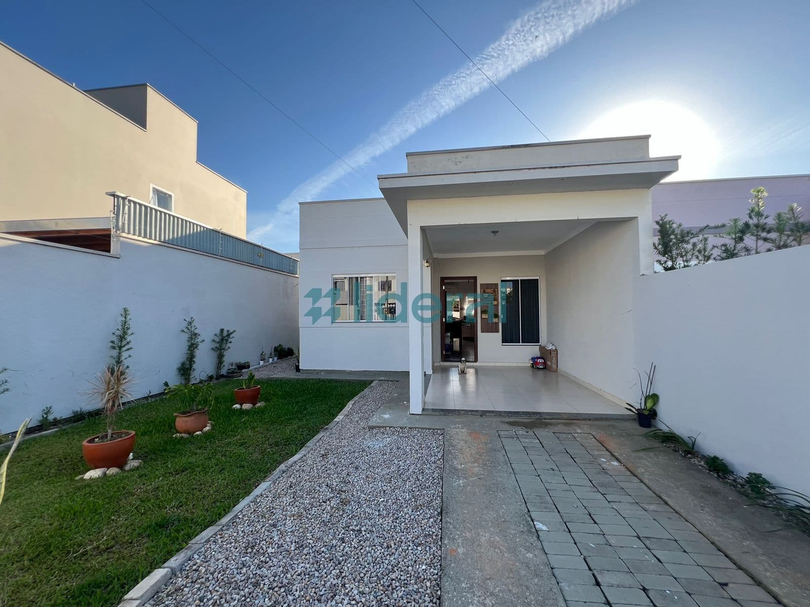 Casa com garagem coberta