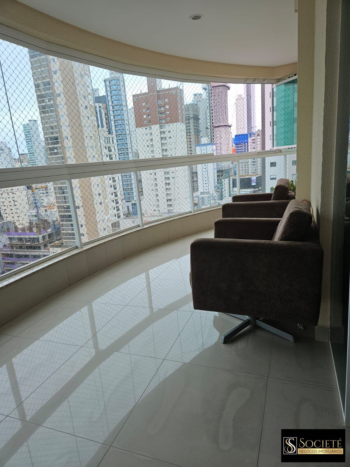 Apartamento Alto Padrão À Venda no Edifício Figueira da Foz no Centro de Balneário Camboriú - SC