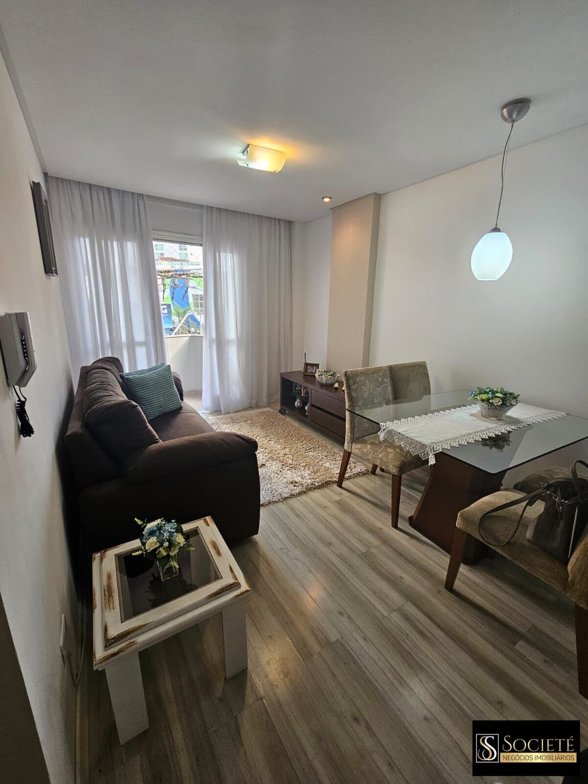 Apartamento a venda no Edifício Barão, localizado à 300 metros da praia, na Avenida Brasil, Proximo do Supermercado BIG. Empreendimento ventilado e arejado, com 01 Dormitório, 01 Banheiro, Cozinha e área de serviço conjugada, Sala de Estar e Jantar inte