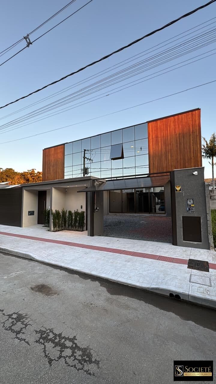 Sobrado com Piscina Privativa à Venda no Bairro da Barra em Balneário Camboriú - SC